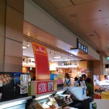 たくさんの弁当が並んでいます