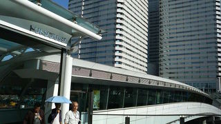 ショッピングモールやイベントなど賑やかな複合商業施設