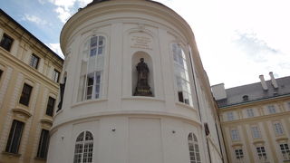 門を抜けてすぐ