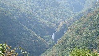 三階滝と不動滝が見えます