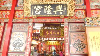 老街の中ほどに位置する廟