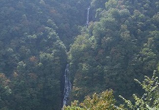 カニとウナギとの壮絶な滝壺（住み家）を争った伝説があります