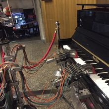 ピアノを弾くロボット