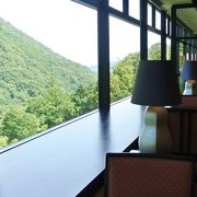 大きな窓から美しい山が眺められる落ち着いたレストラン