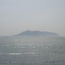 函館湾の反対側から眺めた函館山（島にしか見えない・・・）