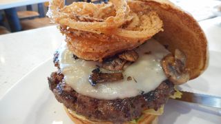 カハラモール内のボリューム感のある肉の味のする手作りバーガー、注文の仕方は悩まずシンプルに注文