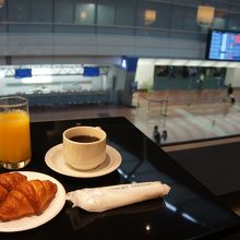 出発ロビーを眺める