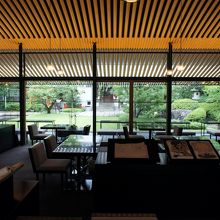 落ち着いた店内