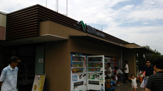 混雑時にはなかなか駐車場に入れないことも