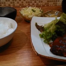 デミグラスソースのかかったカツレツ定食