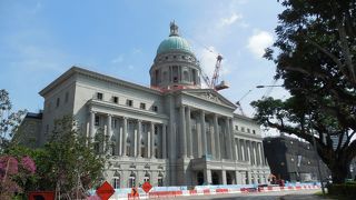 イギリス風の格好いい建物ですが、工事の重機がジャマ…