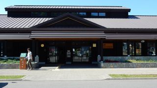 知床の観光情報を得て、北海道の海の幸を買う