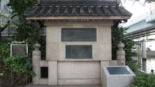 日本橋橋詰の花の広場に建ててあります