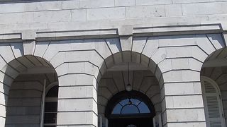 海岸通りの目を引く建築