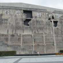 四行倉庫の壁、砲弾の址が残る。