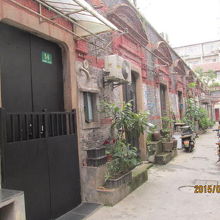 外の台所は植木台に変わる。