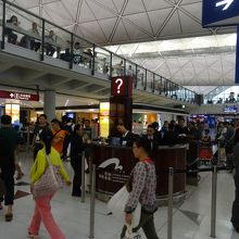 レベル４に行くと「普通」の国際空港の風景が広がる