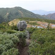 特徴的な容姿の平ヶ岳のシンボル　玉子石が見れます