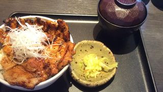 ロース丼定食がおいしかったです。