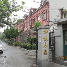 此方は大きな門で東一門です、