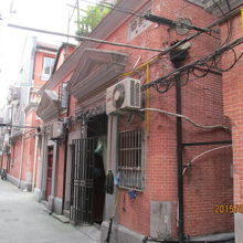 中央の通路に石庫門があります