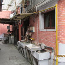 屋外に流し台が並ぶ。