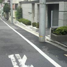 静かな氷川坂の周囲には、瀟洒な建物が建てられています。