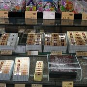 土手町通りに面した立派な構えの和菓子屋さん