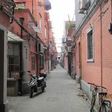 煉瓦造りの壁が並んでいます