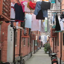 通路の洗濯物が満開です