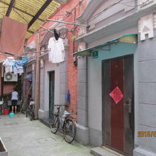 立派な石庫門です