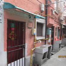 外に流し台が並んでいます。