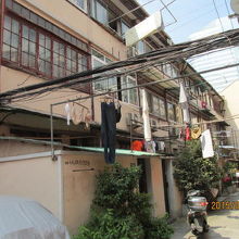 路地の上は物干し場です。