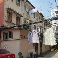 洗濯物が暖簾替わりです。