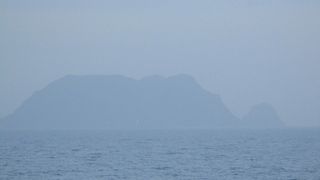 早朝の松前小島のそばをクルーズ船で通り過ぎました。