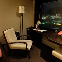 スーツケース2つ広げるスペースはありますが、狭いです