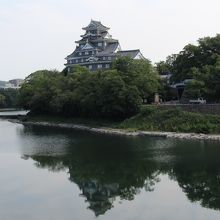 旭川に架かる月見橋から見た岡山城