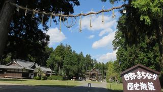 日野祭が行われる、緑豊かな神社