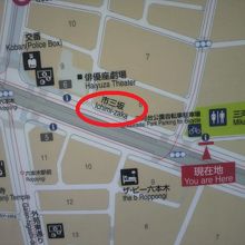 六本木通り沿いで外苑東通りとの間にある市三坂です。