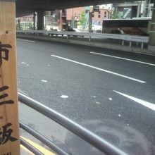 市三坂の標識柱が建てられている場所は、勾配がやや緩やかです。