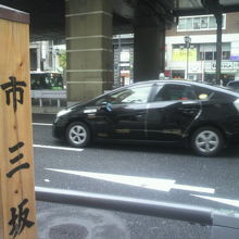 六本木通りの向かいも、同様に坂ですが、名前がありません。