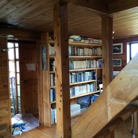 休憩室にある本棚。