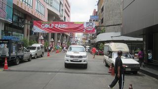 通りにあるLoyality Tradeで両替