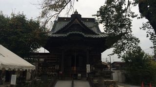 繁華な場所にあります