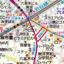 饂飩坂は、六本木交差点の東南、外苑東通りの南側にあります。