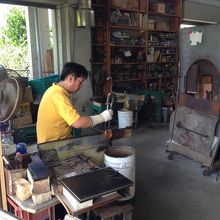 プロの店員さんが作業する作業場風景１