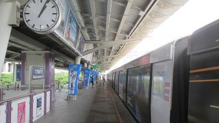 ラチャダムリ通りの上にある駅