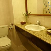 思っていたより綺麗だったバスルーム。左側にバスタブあります