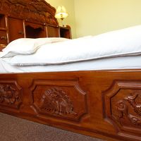 ベッド台の立派な装飾