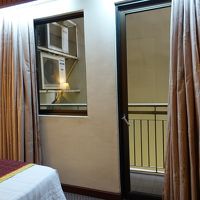 窓をあけるとこちら。絶望的でした